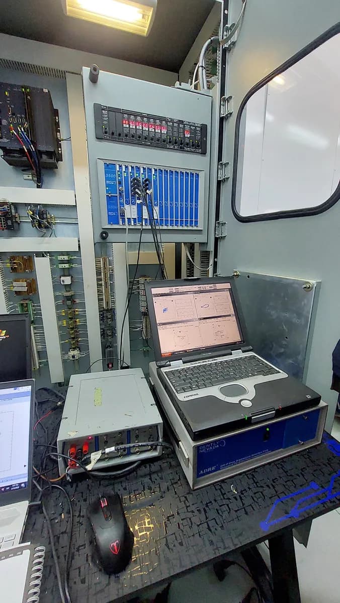 Rack de protección Bently Nevada 3500 y equipo ADRE configurados en generadora de Panamá