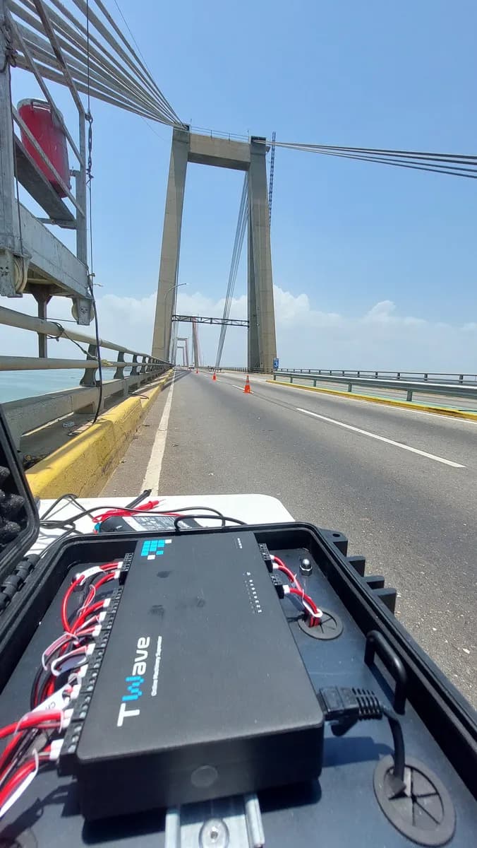 Equipo de medición TWave instalado sobre el Puente Rafael Urdaneta, Lago de Maracaibo